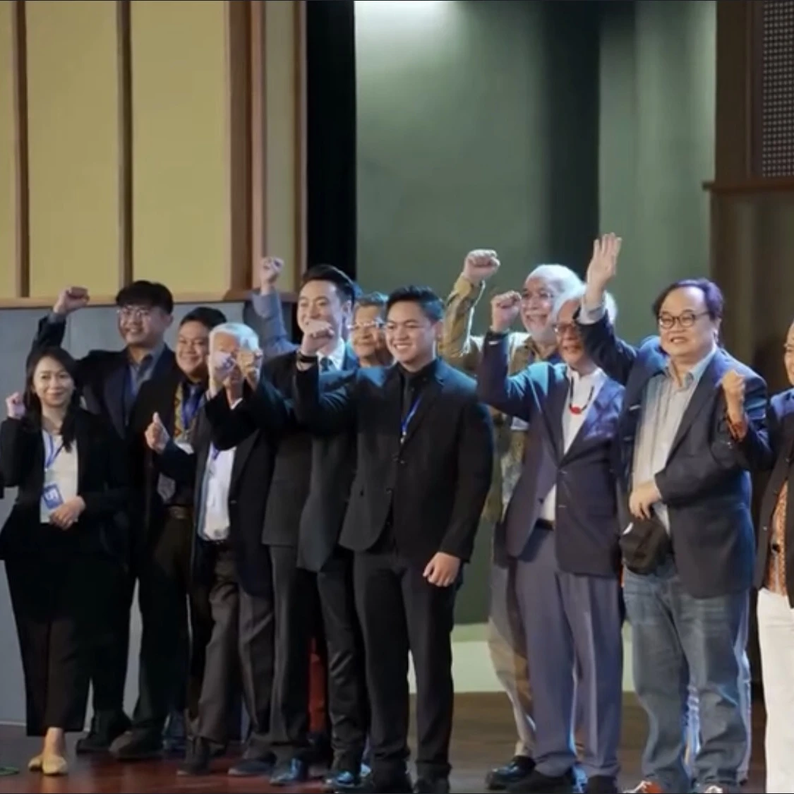 Stylized image representing good governance with gears and a transparent feel